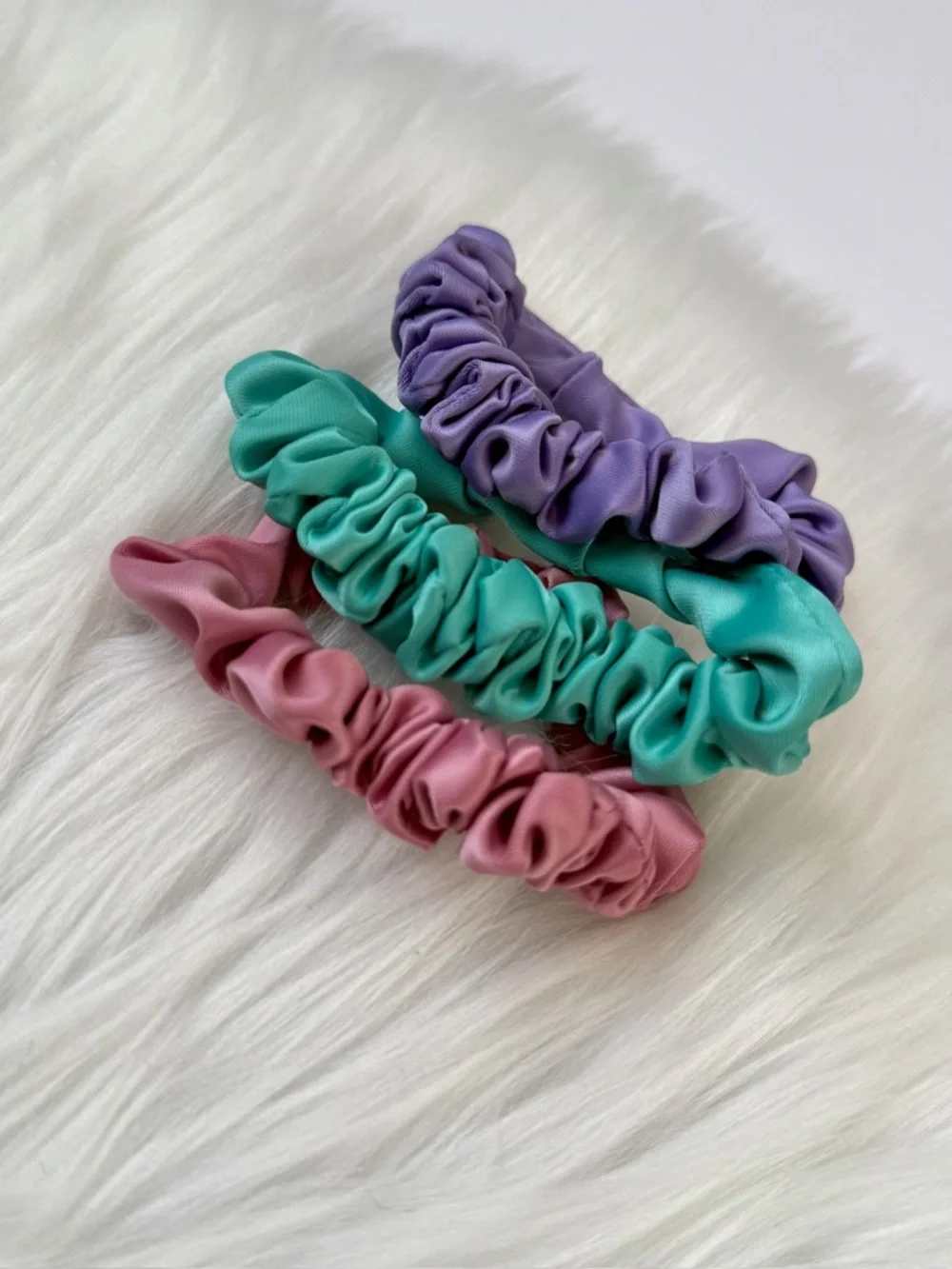 Gucci Beauty Satin Scrunchies set of 3 in floral dust mini bag New - Picture 3 of 6